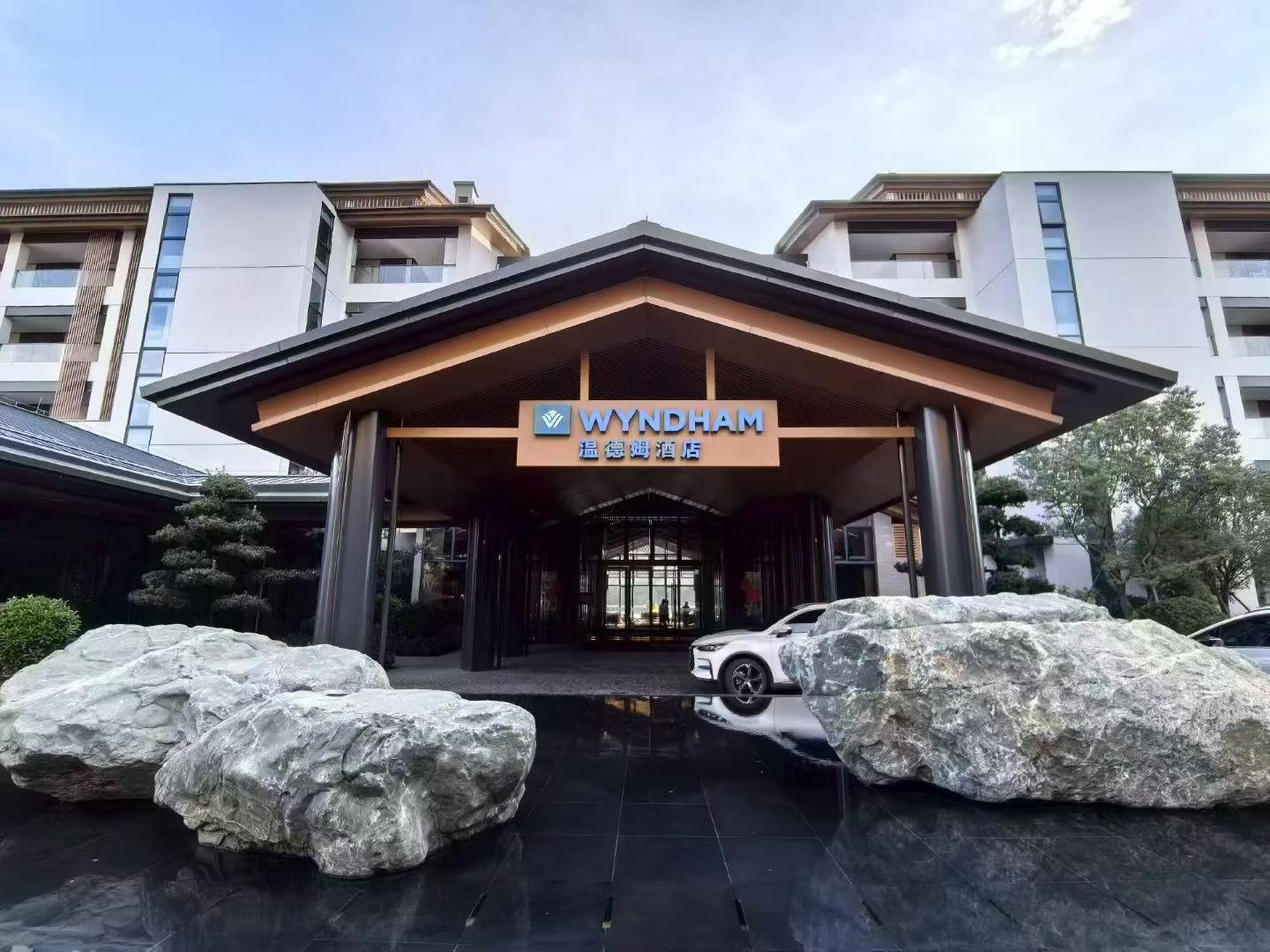 yndham-hotel-entrance-custom-hospitality-signage