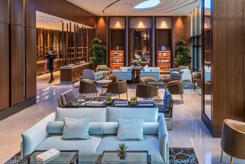 High-durability commercial sofas for hotels in a luxury resort lobby