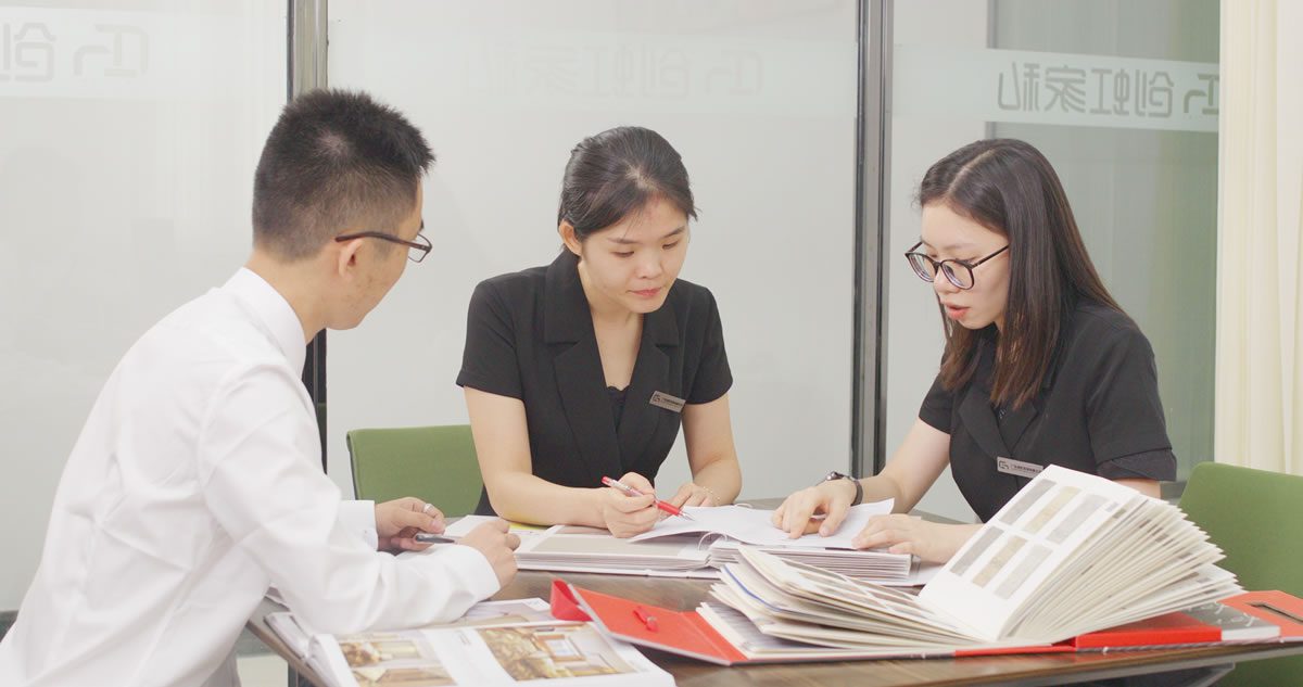 Inspecting samples when evaluating how to choose a hotel furniture manufacturer